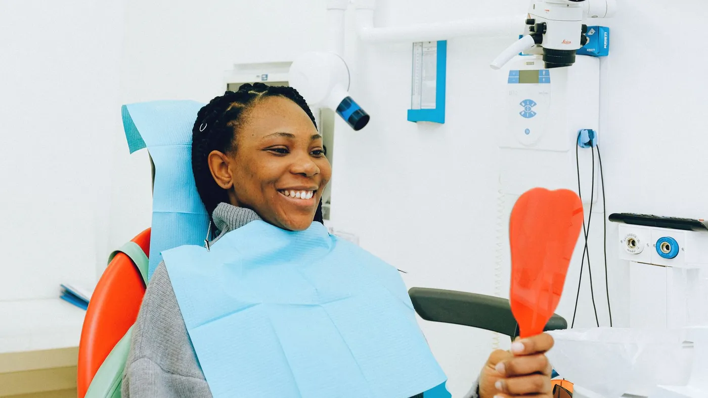 Paciente sorridente na cadeira do dentista